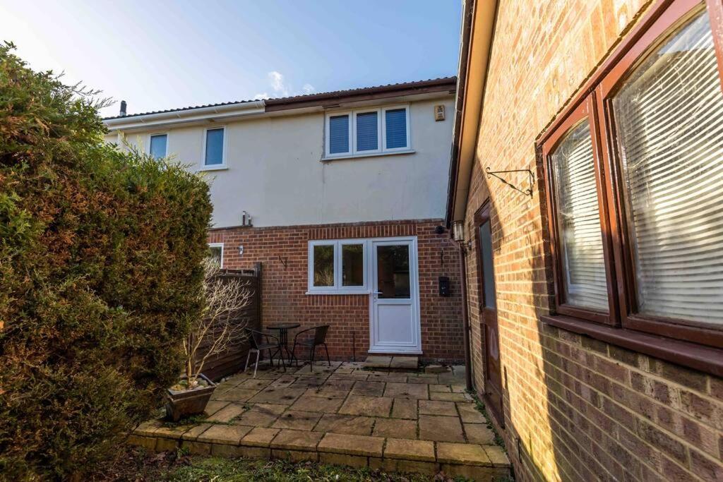 2 Bedroom House-Driveway - Bournemouth Hospital - Long Stay Discounts - Lima Apartments Ltd Kültér fotó